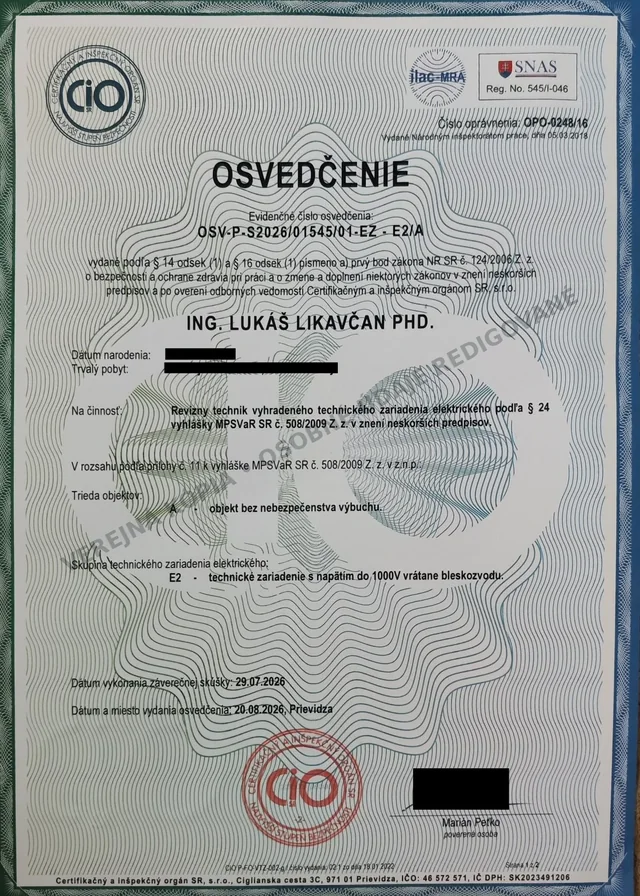 Verejná redigovaná kópia prvej strany osvedčenia revízneho technika E2/A